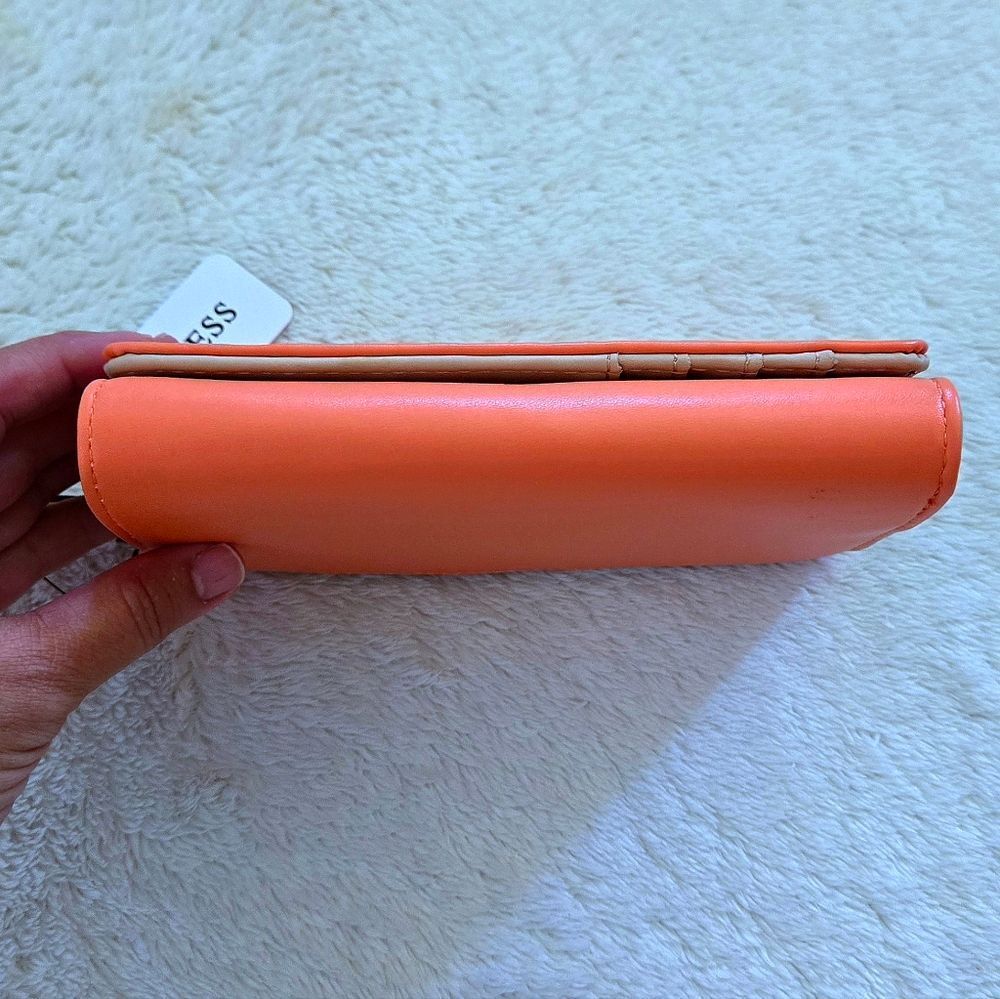 Guess❓️ "Finnian" Wristlet - NWT - Picture 12 of 16